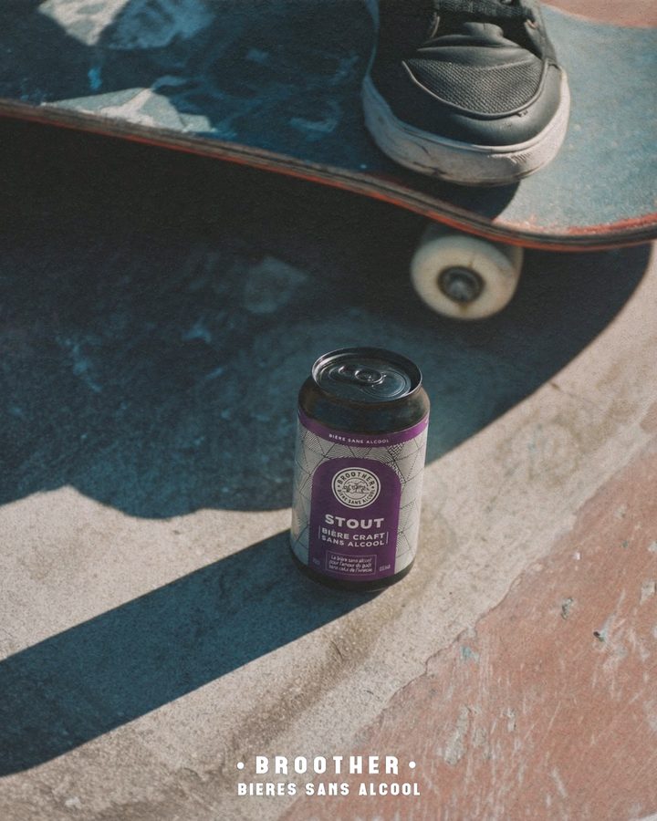 Canette BROOTHER Stout posée sur un skatepark à côté d'un skateboard — stout artisanal sans alcool