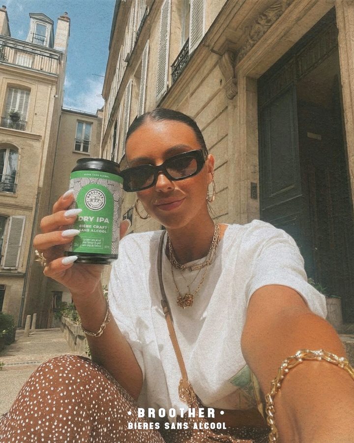 Selfie avec une canette BROOTHER Dry IPA dans une rue parisienne — bière IPA sans alcool