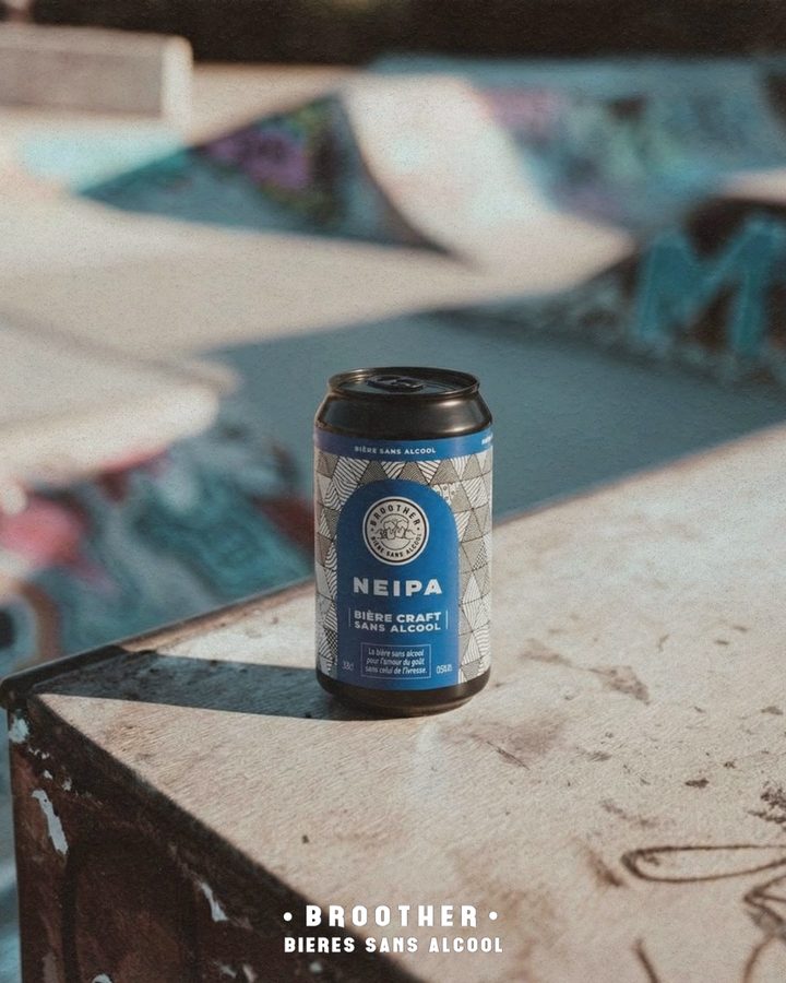 Canette BROOTHER NEIPA posée sur un bloc de béton dans un skatepark — NEIPA sans alcool