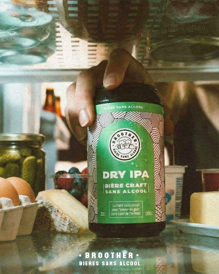 Main attrapant une canette BROOTHER Dry IPA bien fraîche dans un réfrigérateur — IPA sans alcool