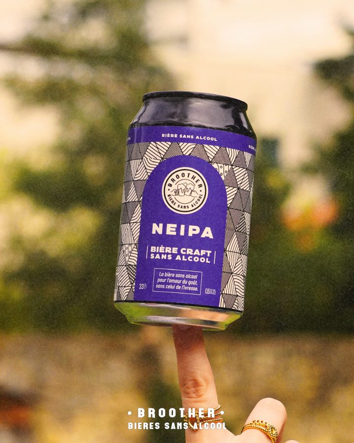 Canette BROOTHER NEIPA en équilibre sur un doigt au soleil couchant — NEIPA sans alcool