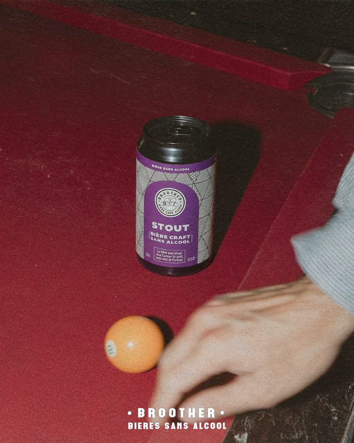 Canette BROOTHER Stout posée sur un billard pendant une partie entre amis — stout sans alcool