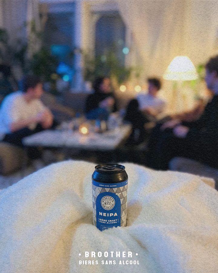 Canette BROOTHER NEIPA sur une table lors d'une soirée en terrasse entre amis