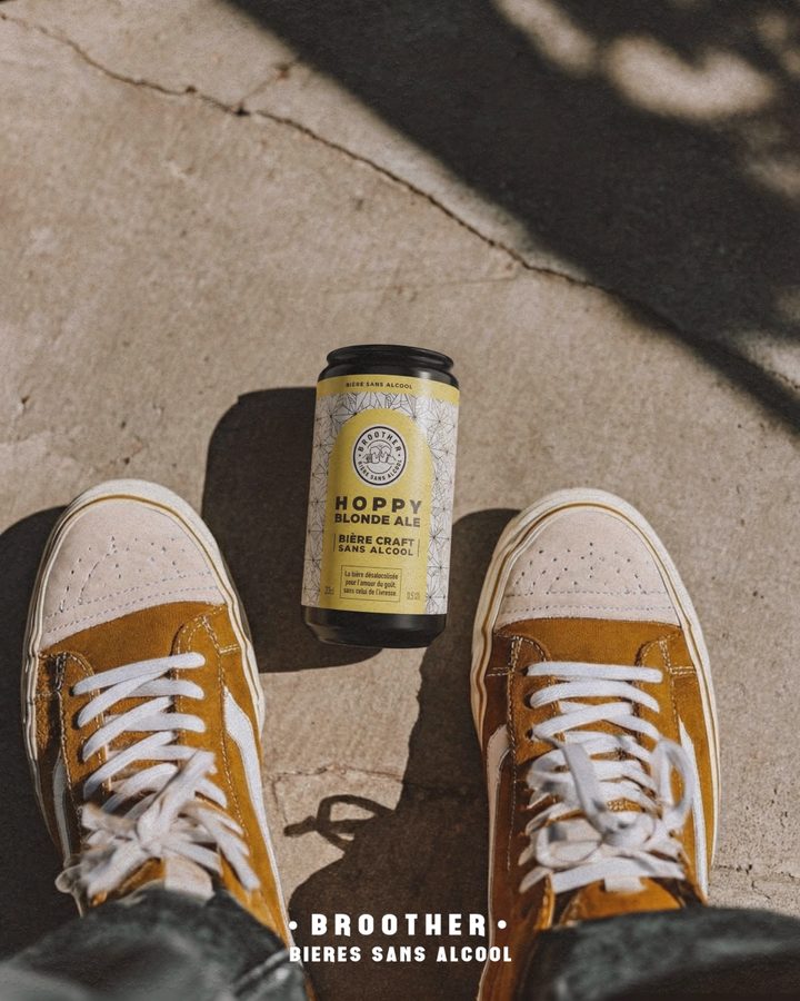 Canette BROOTHER Hoppy Blonde Ale posée sur un skateboard entre deux baskets — bière blonde sans alcool